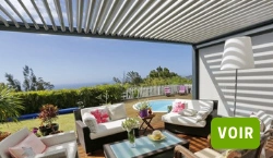 A La Montagne, une pergola bioclimatique pour une case créole