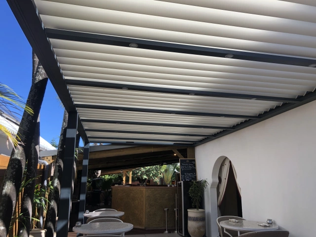 1 FLAGRANT DÉCILE PERGOLA BIOCLIMATIQUE