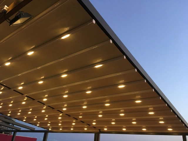 24 TOILE RÉTRACTABLE MOTORISÉE