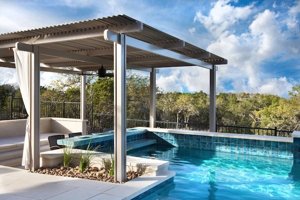 pergola autoportée au dessus de la piscine