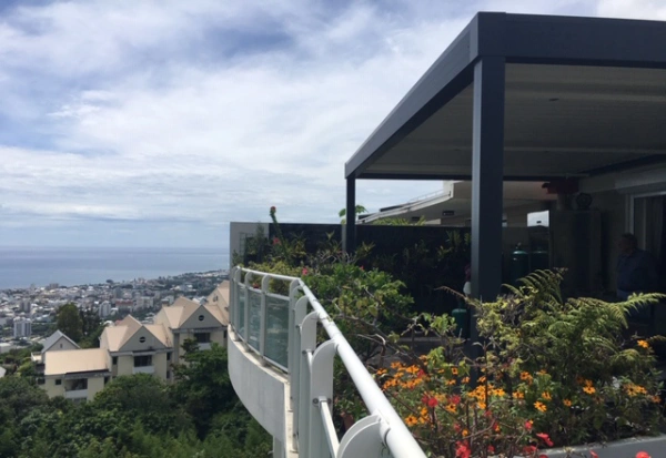 realisation-pergola-bioclimatique-technal1