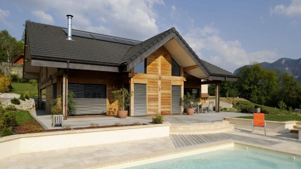 store-venitien-exterieur-manipulation