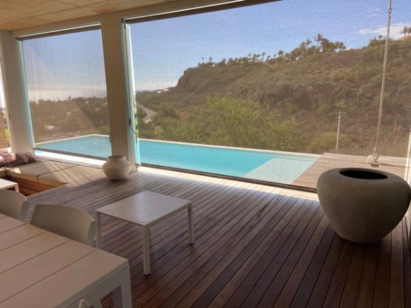 store vertical guidé sur terrasse