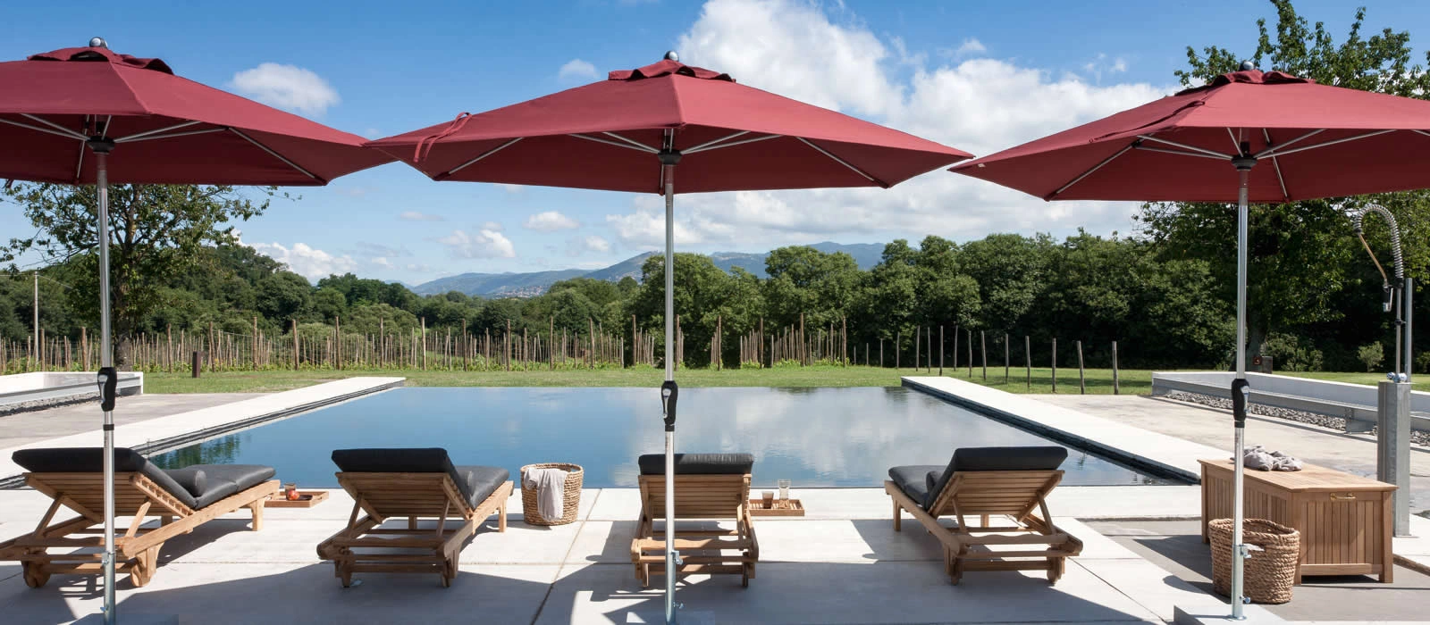parasol rouge côté piscine